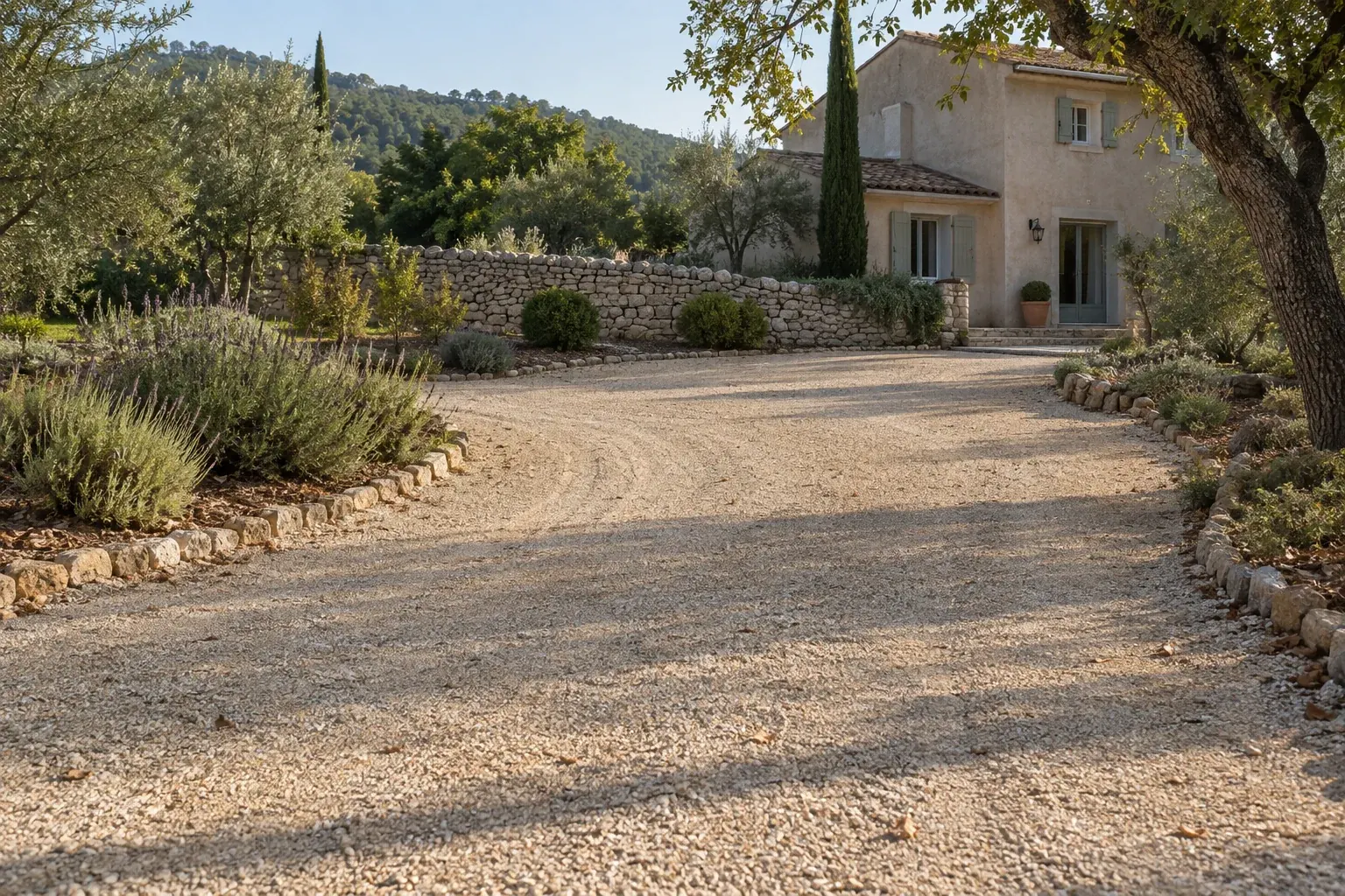 Image de présentation : accès en gravier calcaire, végétation et maison provençale